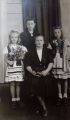 W środku siedzi Barbara Tomaszewska, stoją od lewej: Bronisława Tomaszewska, Janina Tomaszewska, Eugenia Tomaszewska, fot. zbiory prywatne Beaty Zalewskiej